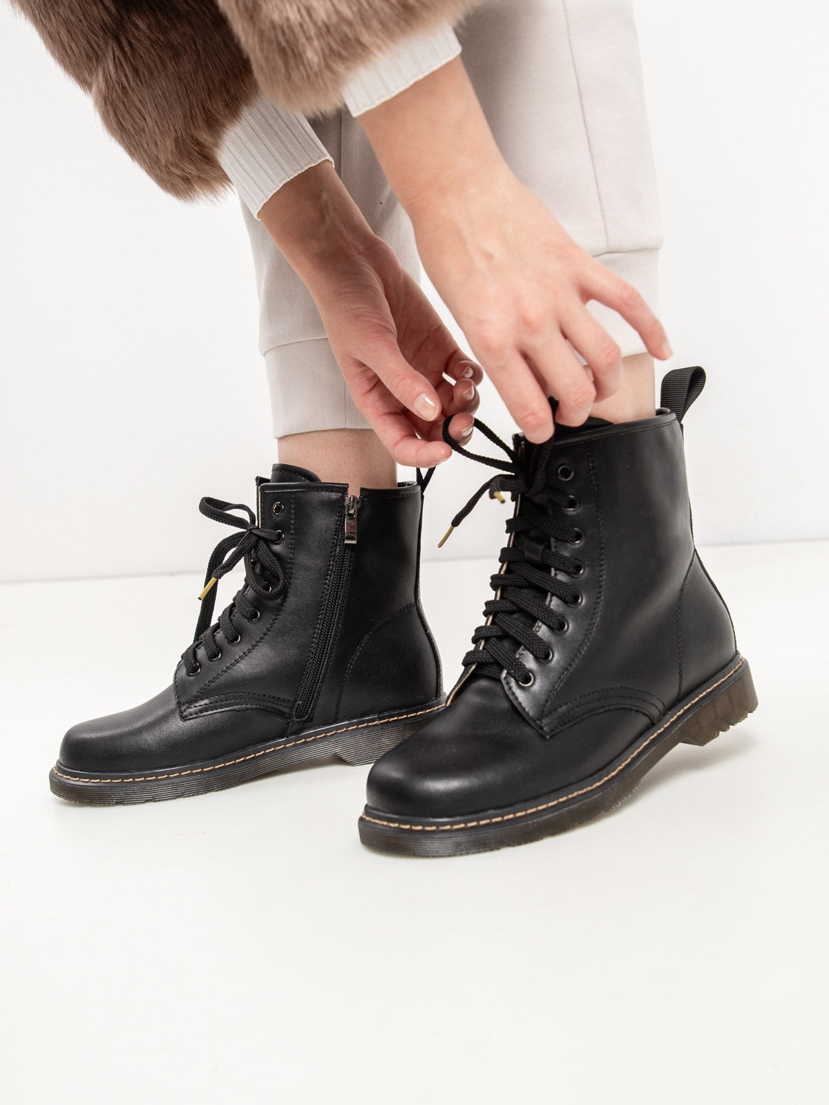 Women's leather boots with insulation