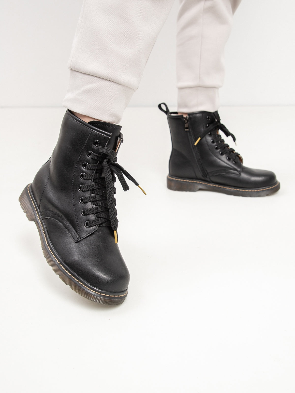Women's leather boots with insulation