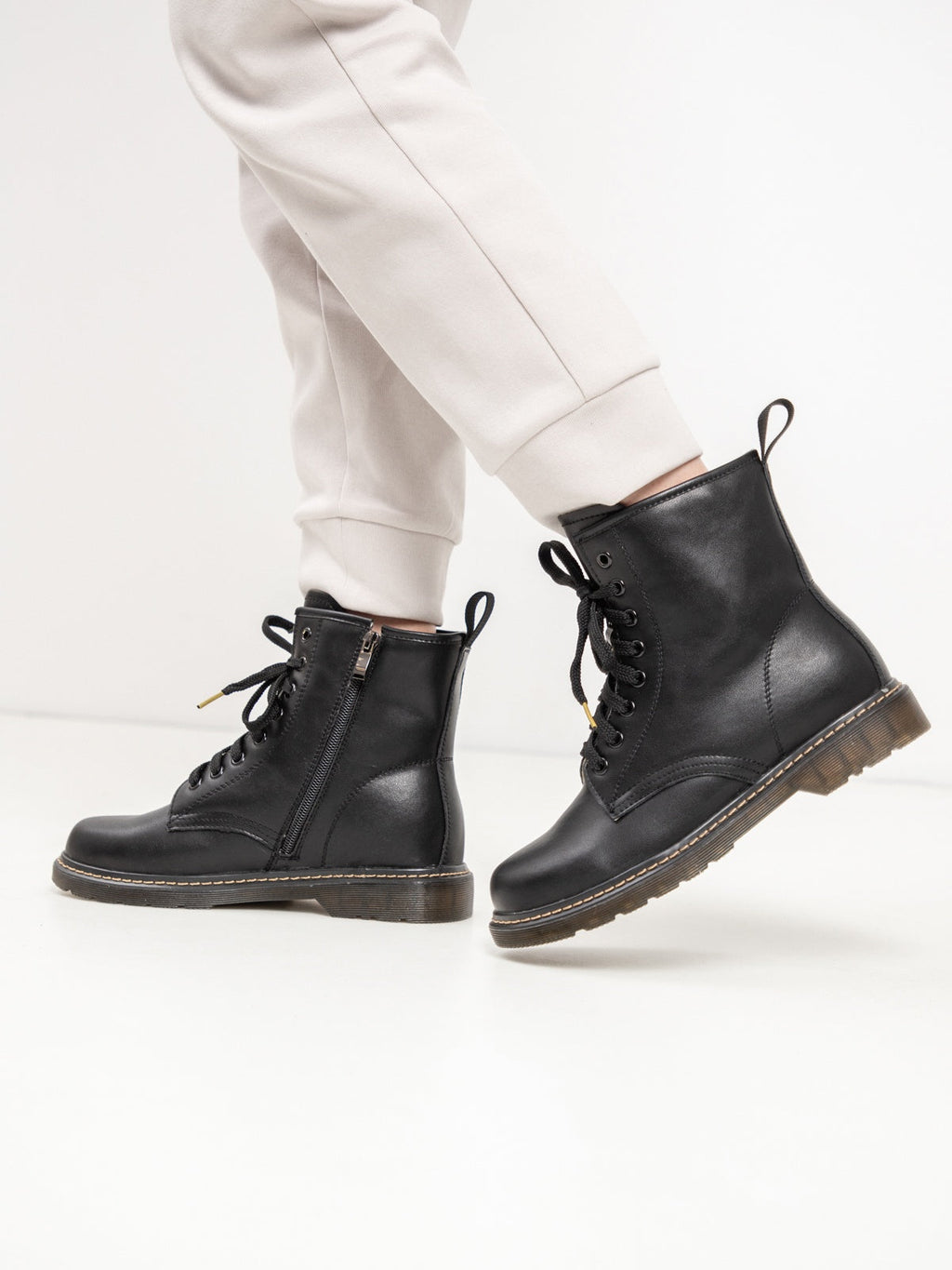 Women's leather boots with insulation