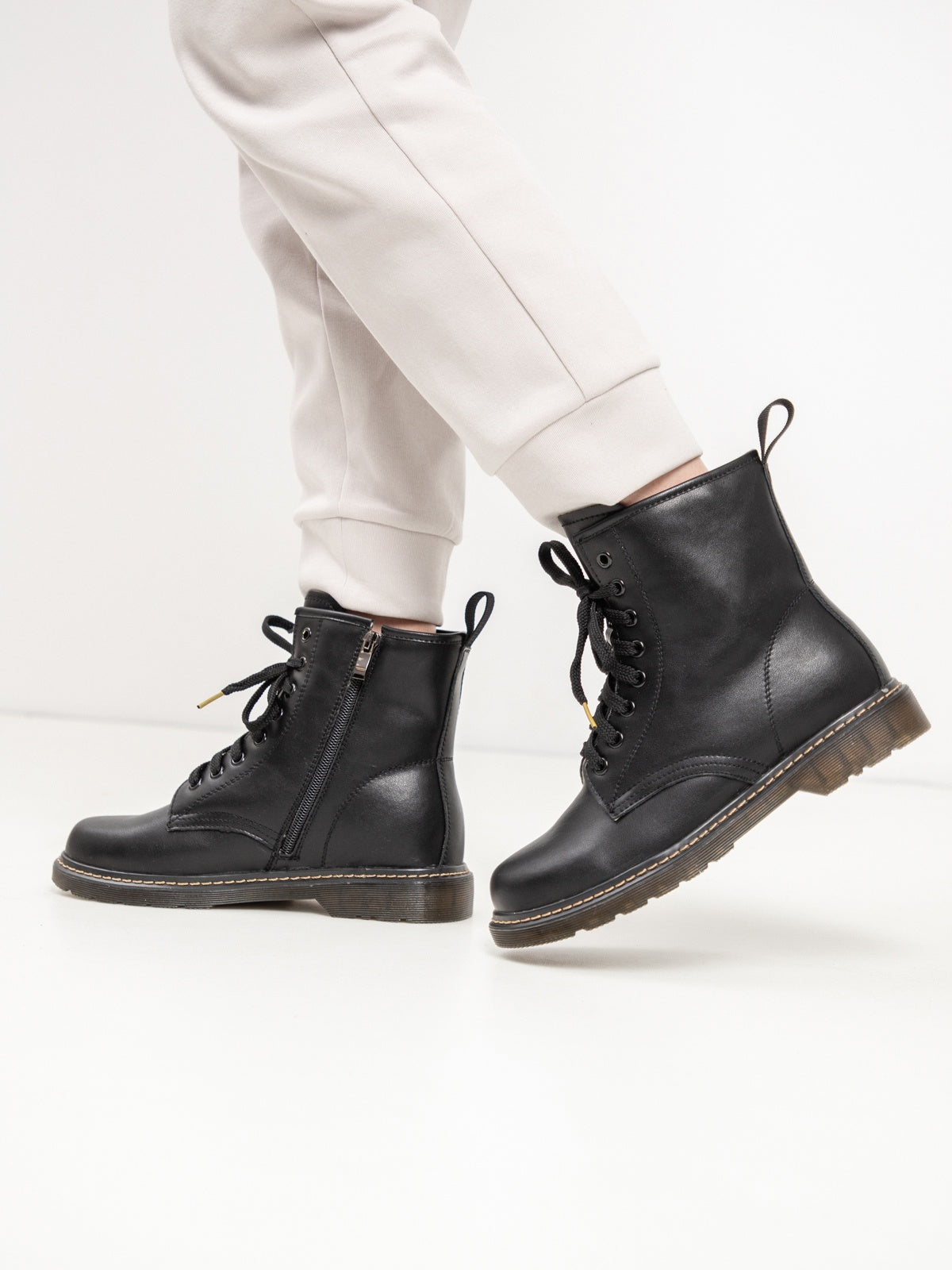 Women's leather boots with insulation