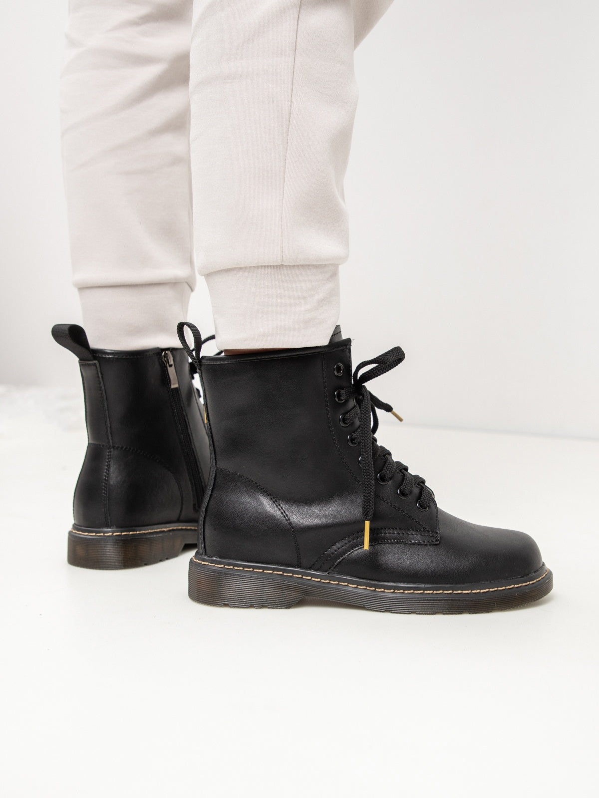 Women's leather boots with insulation