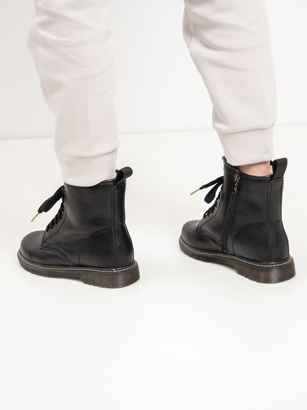 Women's leather boots with insulation