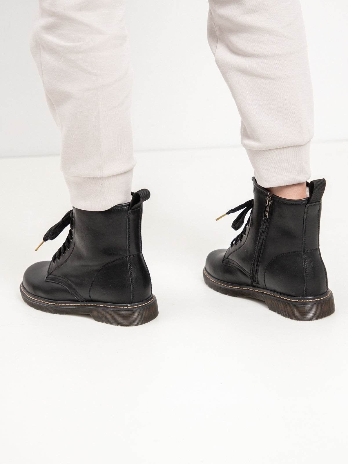 Women's leather boots with insulation